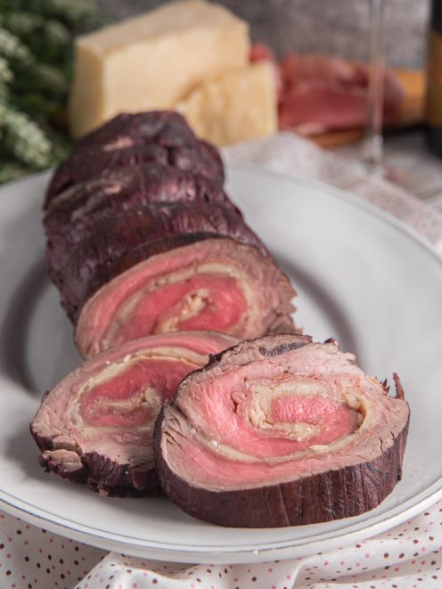 Rosa di Parma affettata con il suo ripieno a spirale di carne rosata