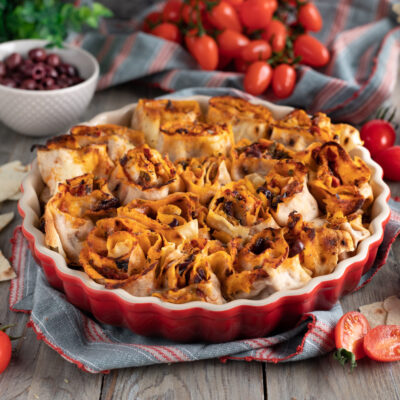 Roselline di pane carasau al forno con pomodoro e olive, dorate e croccanti