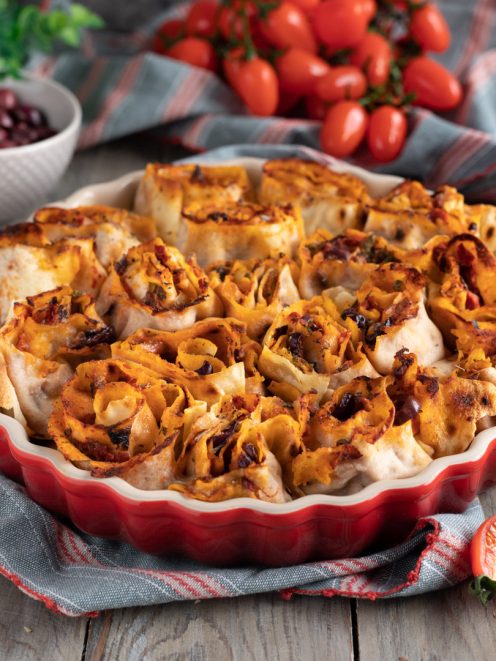 Roselline di pane carasau al forno con pomodoro e olive, dorate e croccanti