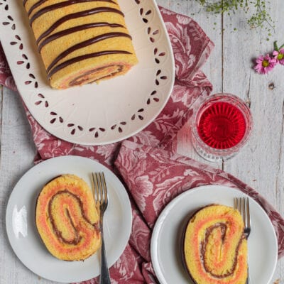 Salame del Re con farcitura alla crema e cioccolato, servito a fette con glassa a righe
