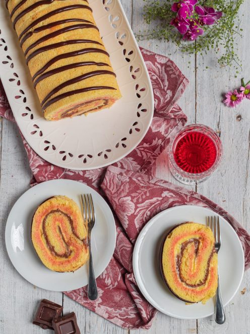 Salame del Re con farcitura alla crema e cioccolato, servito a fette con glassa a righe