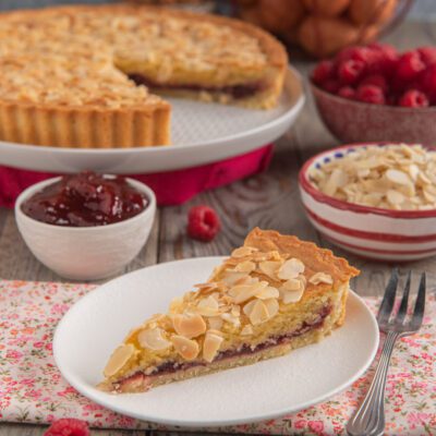 Torta Bakewell con frangipane, confettura di lamponi e mandorle a lamelle tostate, servita a fetta