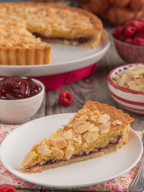 Torta Bakewell con frangipane, confettura di lamponi e mandorle a lamelle tostate, servita a fetta
