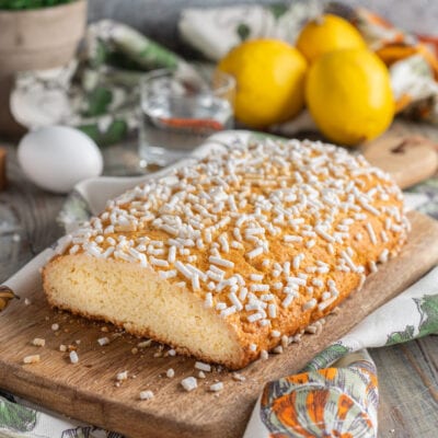 Brazadela al limone con granella di zucchero, tagliata a mostrare la mollica soffice