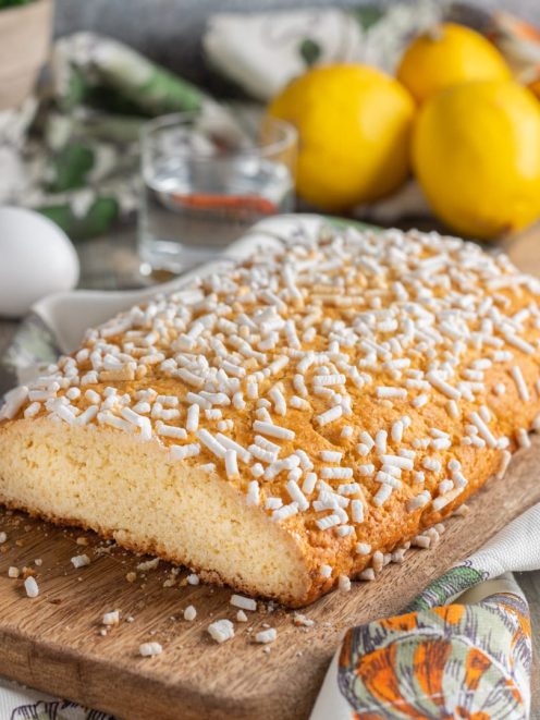 Brazadela al limone con granella di zucchero, tagliata a mostrare la mollica soffice