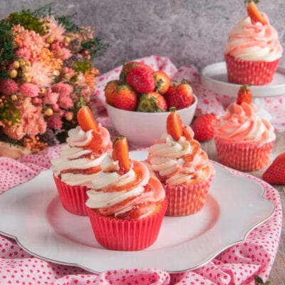 Cupcake fragola e vaniglia con frosting bicolore a spirale e fragoline fresche in cima