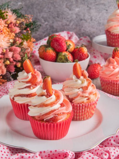 Cupcake fragola e vaniglia con frosting bicolore a spirale e fragoline fresche in cima