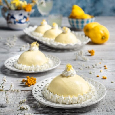 Delizie al limone a cupola con panna e scorza di limone grattugiata