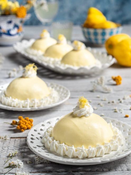 Delizie al limone a cupola con panna e scorza di limone grattugiata