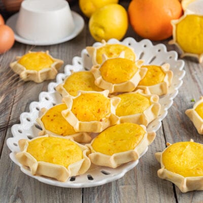 Pardulas con ripieno di ricotta e zafferano in gusci di pasta a forma di sole