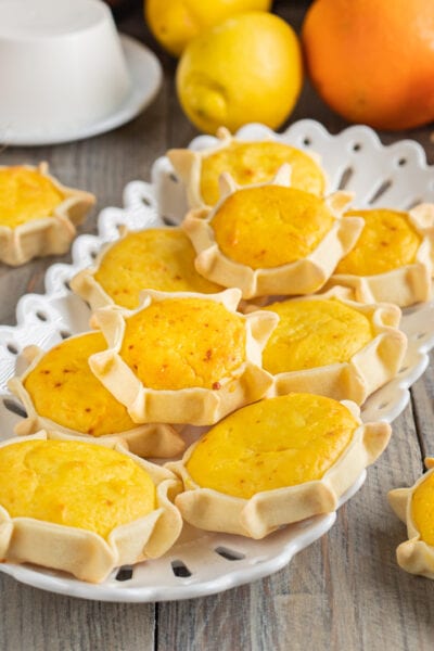 Pardulas con ripieno di ricotta e zafferano in gusci di pasta a forma di sole