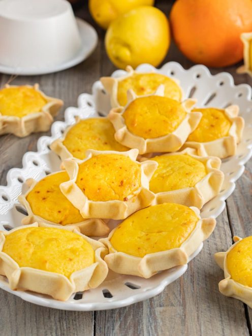 Pardulas con ripieno di ricotta e zafferano in gusci di pasta a forma di sole