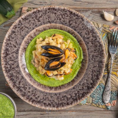 Spätzle con patate e cozze adagiati su vellutata di zucchine