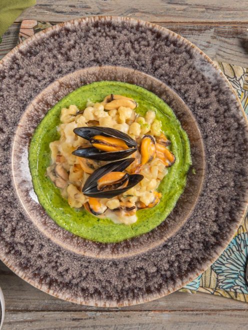 Spätzle con patate e cozze adagiati su vellutata di zucchine