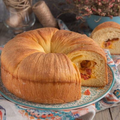 Wool Roll Bread con ripieno di formaggio filante e speck, tagliato per mostrare la farcitura