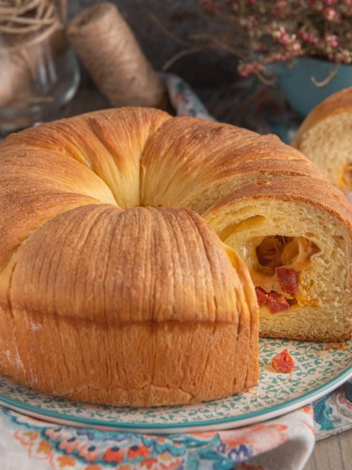 Wool Roll Bread con ripieno di formaggio filante e speck, tagliato per mostrare la farcitura