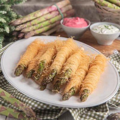 Asparagi in pasta kataifi dorata e croccante serviti con due salse da accompagnamento