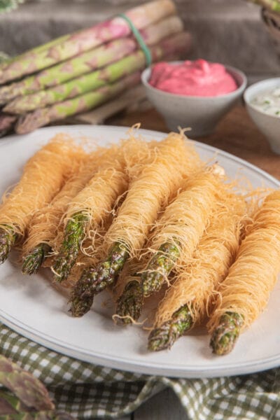 Asparagi in pasta kataifi dorata e croccante serviti con due salse da accompagnamento