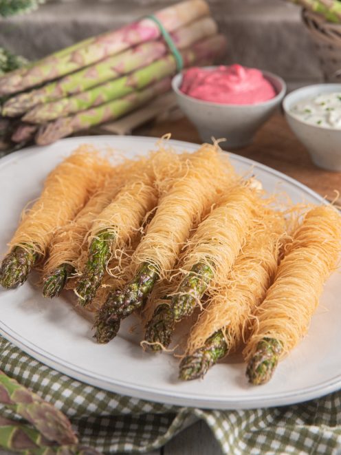 Asparagi in pasta kataifi dorata e croccante serviti con due salse da accompagnamento