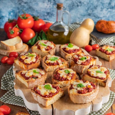 Crostini alla calabrese con salsa di pomodoro, mozzarella filante e foglie di basilico fresco