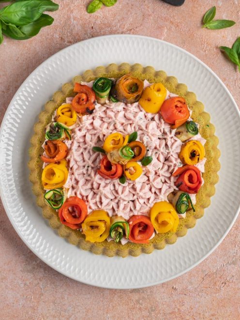 Crostata di mousse di mortadella con base verde, crema a spuntoni e roselline di verdure grigliate