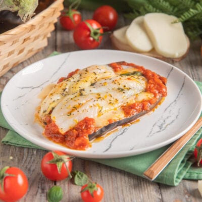 Filetti di cernia alla parmigiana con salsa di pomodoro, mozzarella filante e origano