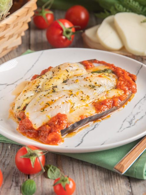 Filetti di cernia alla parmigiana con salsa di pomodoro, mozzarella filante e origano