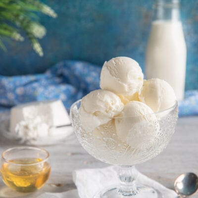 Gelato di ricotta alla romana servito a palline in coppa di cristallo