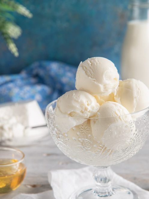Gelato di ricotta alla romana servito a palline in coppa di cristallo