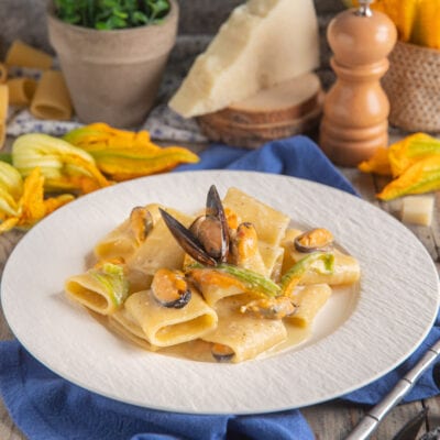 Paccheri cacio e pepe con cozze aperte e fiori di zucca in salsa cremosa