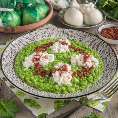 Risotto con crema di cime di rapa, burrata a fiocchi e polvere di speck croccante