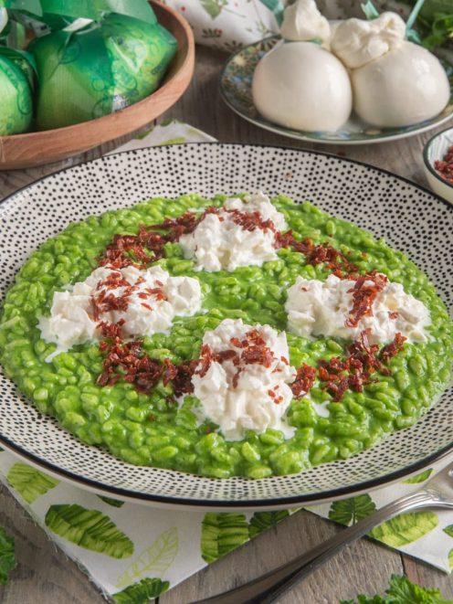 Risotto con crema di cime di rapa, burrata a fiocchi e polvere di speck croccante