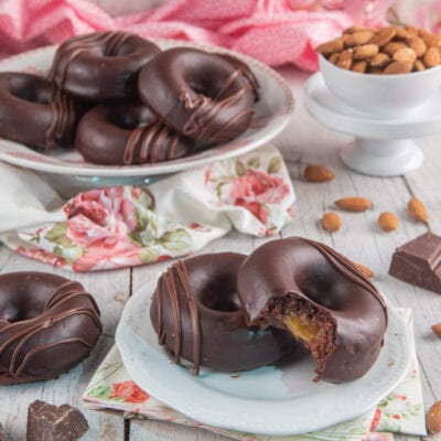 Sacher donuts glassati al cioccolato fondente con ripieno di albicocca a vista