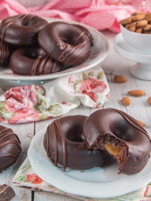 Sacher donuts glassati al cioccolato fondente con ripieno di albicocca a vista