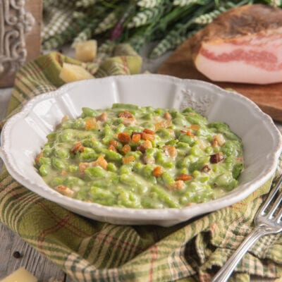 Spatzle agli spinaci con cacio, pepe e guanciale croccante in salsa cremosa filante