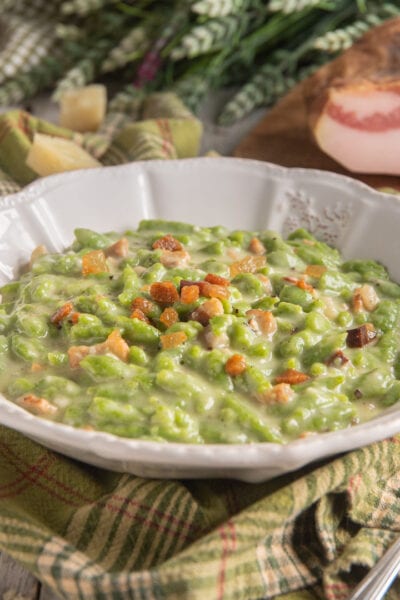 Spatzle agli spinaci con cacio, pepe e guanciale croccante in salsa cremosa filante