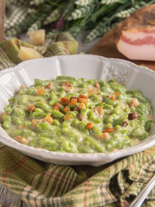 Spatzle agli spinaci con cacio, pepe e guanciale croccante in salsa cremosa filante