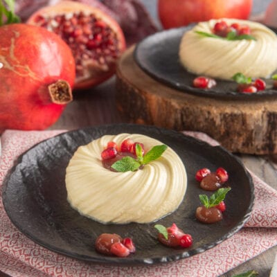 Bavarese alla vaniglia con chicchi di melograno freschi e foglioline di menta