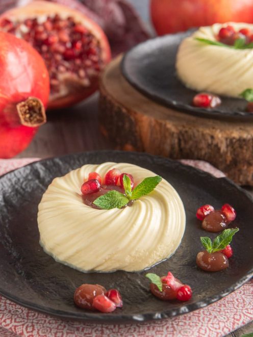 Bavarese alla vaniglia con chicchi di melograno freschi e foglioline di menta