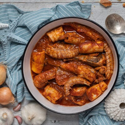 Brodetto marchigiano con canocchie, calamari e gamberi in salsa di pomodoro densa