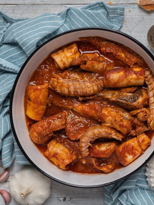 Brodetto marchigiano con canocchie, calamari e gamberi in salsa di pomodoro densa