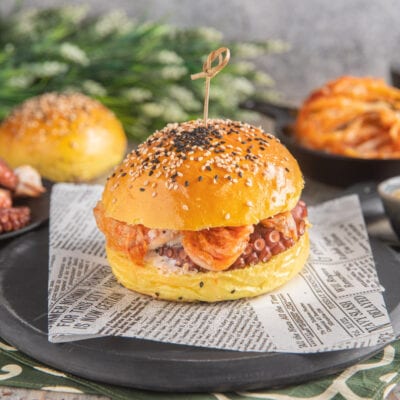 Buns con polpo farcito di kimchi, stracciatella e senape al miele, con panino ai semi di sesamo