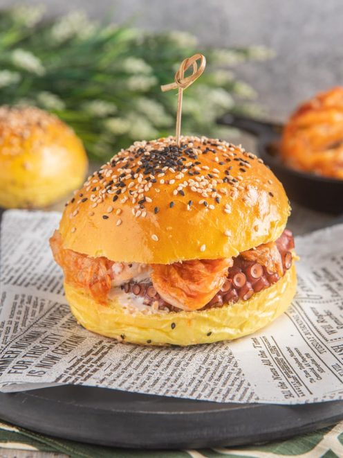 Buns con polpo farcito di kimchi, stracciatella e senape al miele, con panino ai semi di sesamo