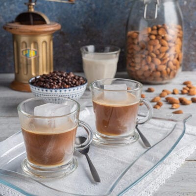 Caffè leccese servito in due bicchieri con cubetti di ghiaccio e latte di mandorla