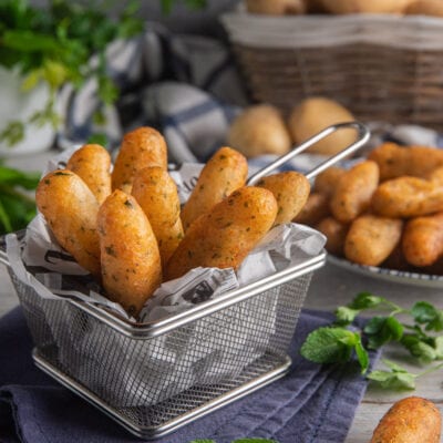 Cazzilli palermitani fritti con erbe aromatiche, serviti in porzione abbondante