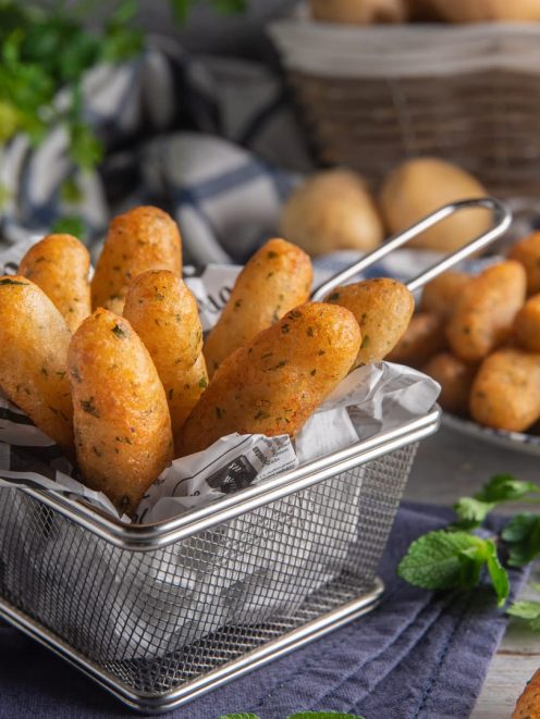 Cazzilli palermitani fritti con erbe aromatiche, serviti in porzione abbondante