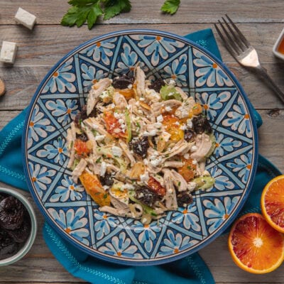 Insalata di tacchino alle prugne con spicchi di arancia rossa, feta sbriciolata e sedano