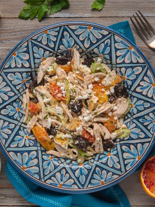 Insalata di tacchino alle prugne con spicchi di arancia rossa, feta sbriciolata e sedano
