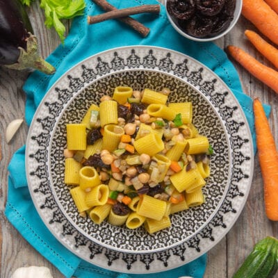 Pasta fredda mediorientale con rigatoni, ceci, olive e verdure a dadini