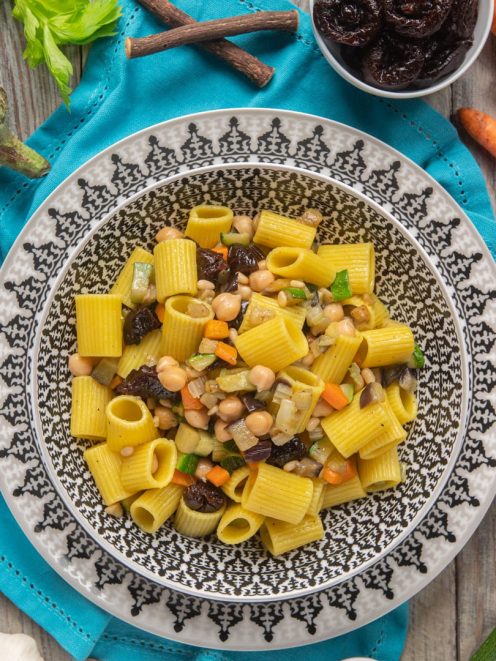 Pasta fredda mediorientale con rigatoni, ceci, olive e verdure a dadini